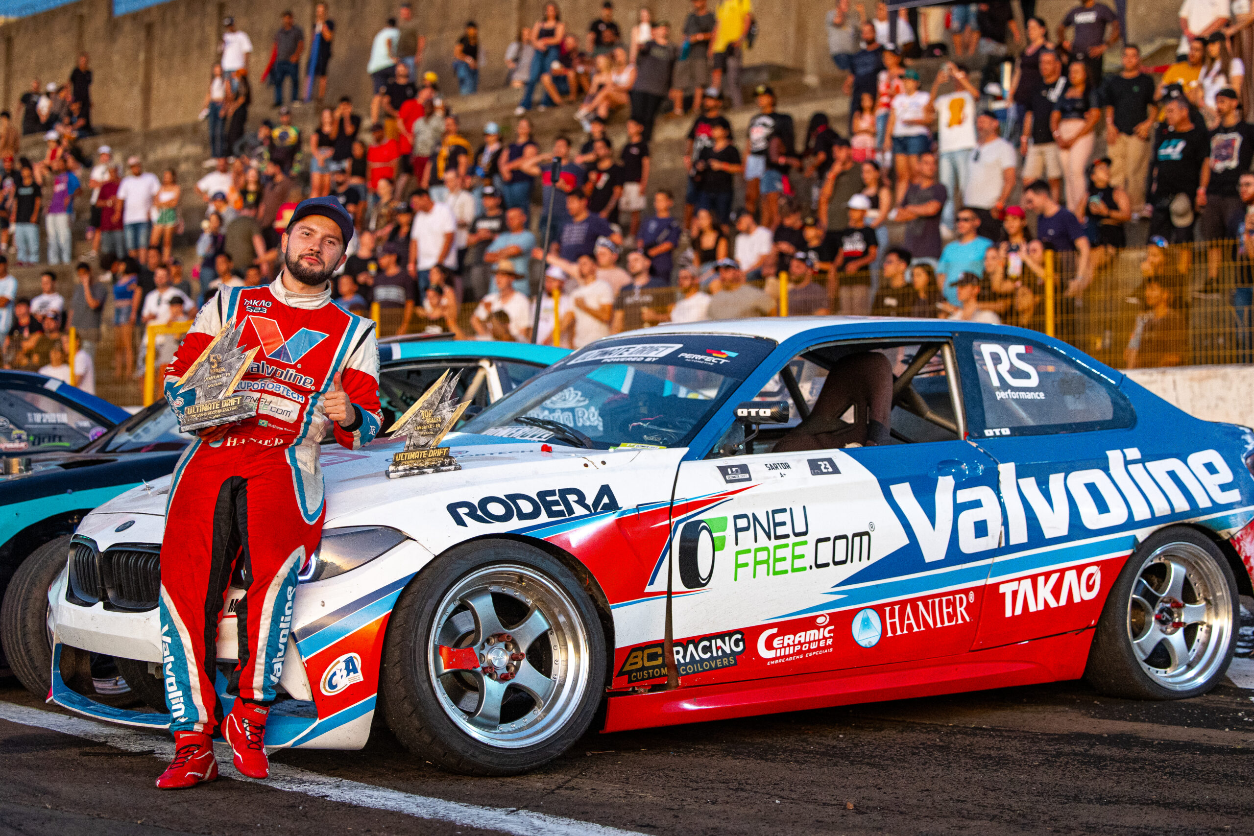 Nissan 350Z em ação no autódromo