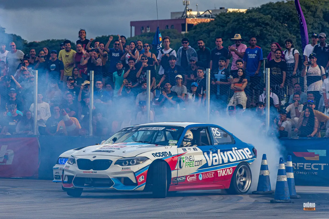 Carro em atividade na pista