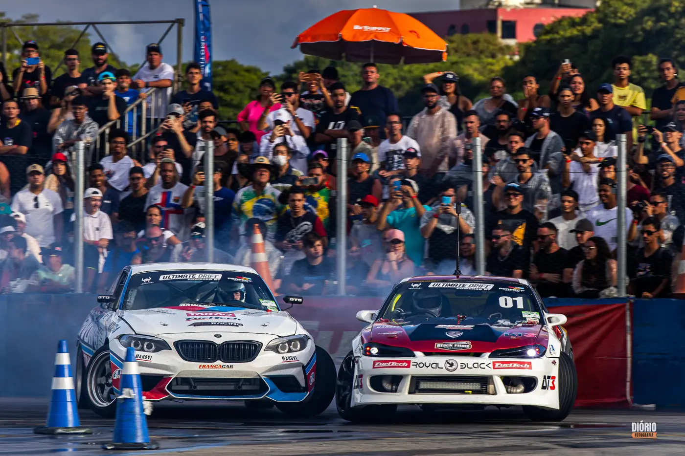 BMW M2 em drift com fumaça na pista